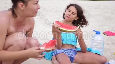 孩子们，青少年在海滩上休息，笑着<strong>吃西瓜</strong>，慢动作<strong>视频</strong>。 女孩少年休息